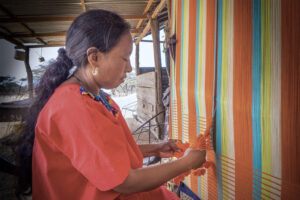 donna Wayuu che tesse un'amaca
