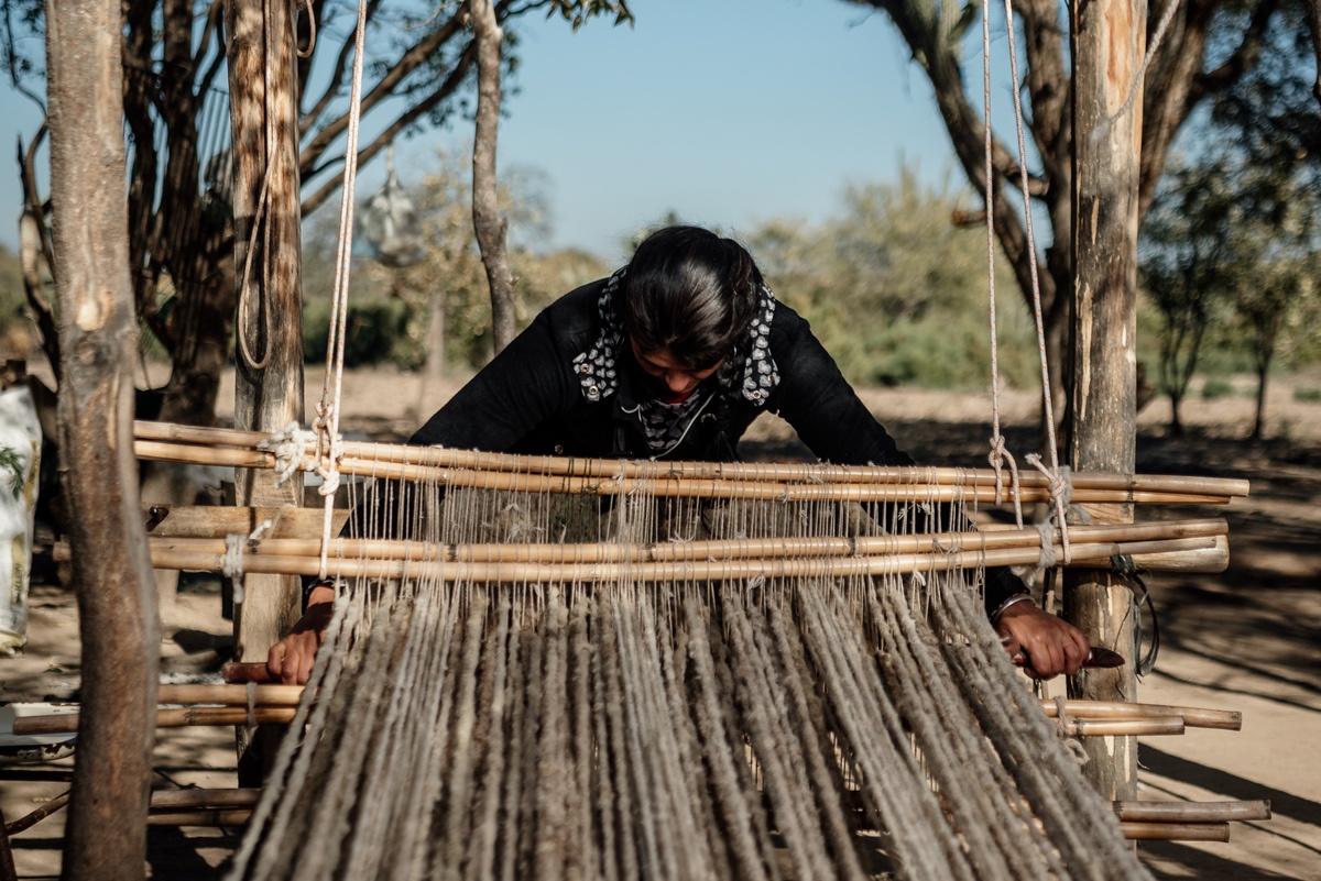 donna Wayuu che tesse un'amaca