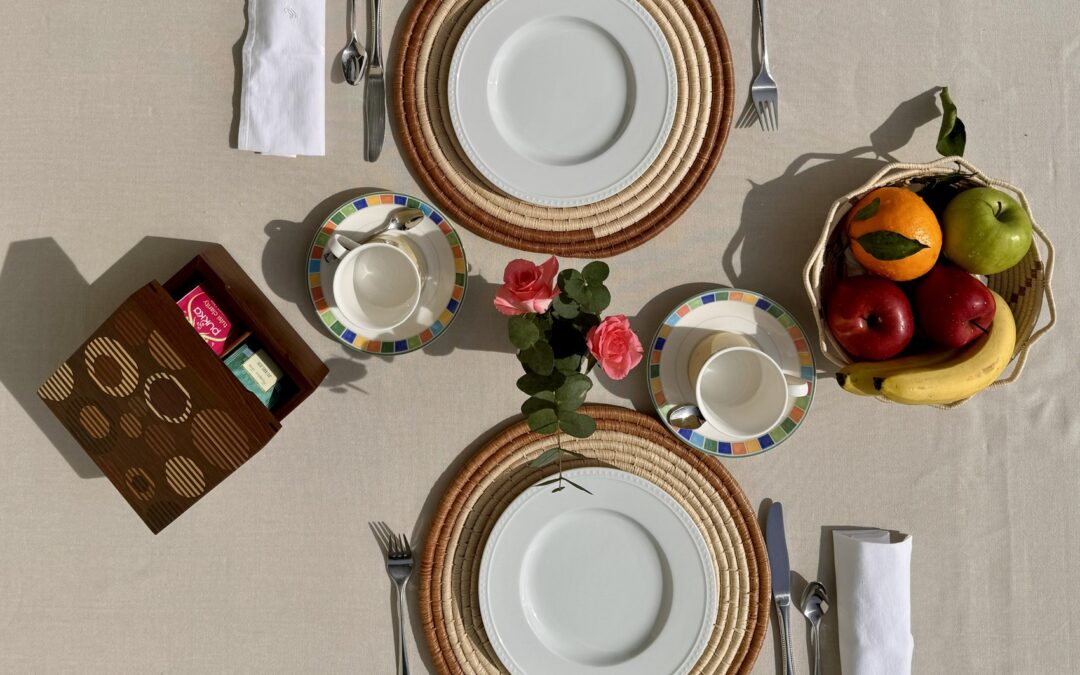 Apparecchiare la tavola per la colazione con l’artigianato